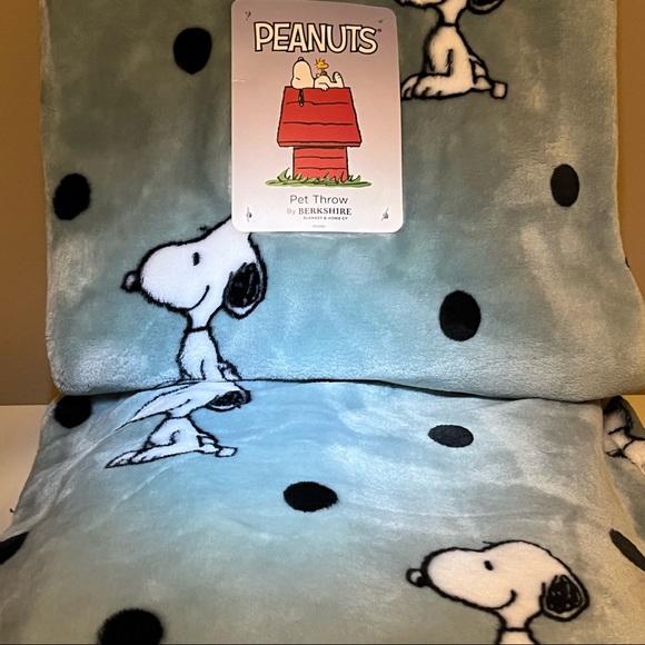 Peanuts Snoopy Teal Polka Dot Plush Blanket Throw - Picture 6 of 6